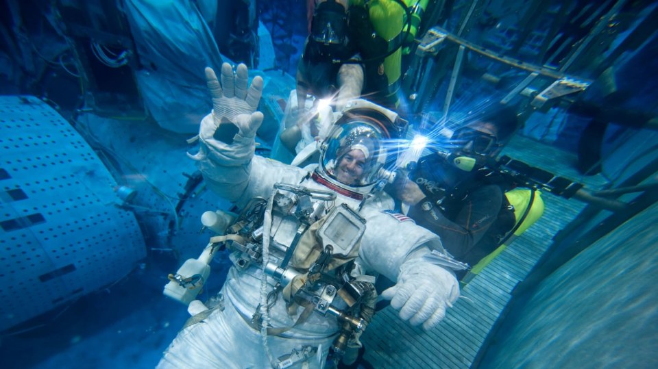 Astronauti v Houstonu trénují pobyt v beztížném prostoru v největší vnitřní nádrži na vodu na světě.
